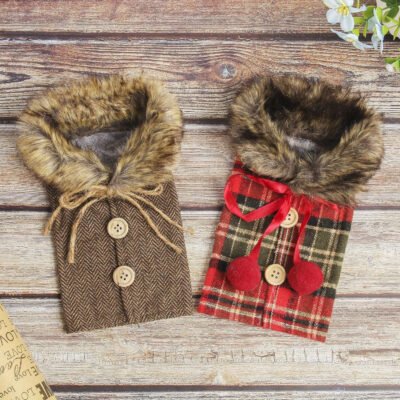 4/6pcs Valentine’s Day Sweater Wine Bottle Covers Plaid Wine Bottle Clothes Wine Bottle Dress with Faux Fur Collar And Button Coat Design Wine Bottle Bags for Party Decorations