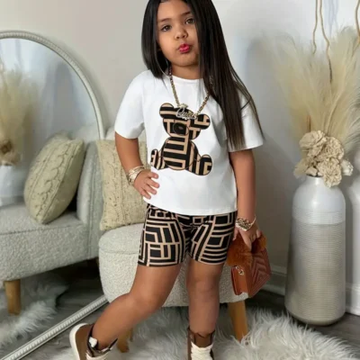 1-6 Years Girls’ Casual Street Fashion Bear Pattern T-Shirt and Geometric Print Shorts 2pcs Set, Soft Polyester Medium Stretch Fabric for Spring/Summer