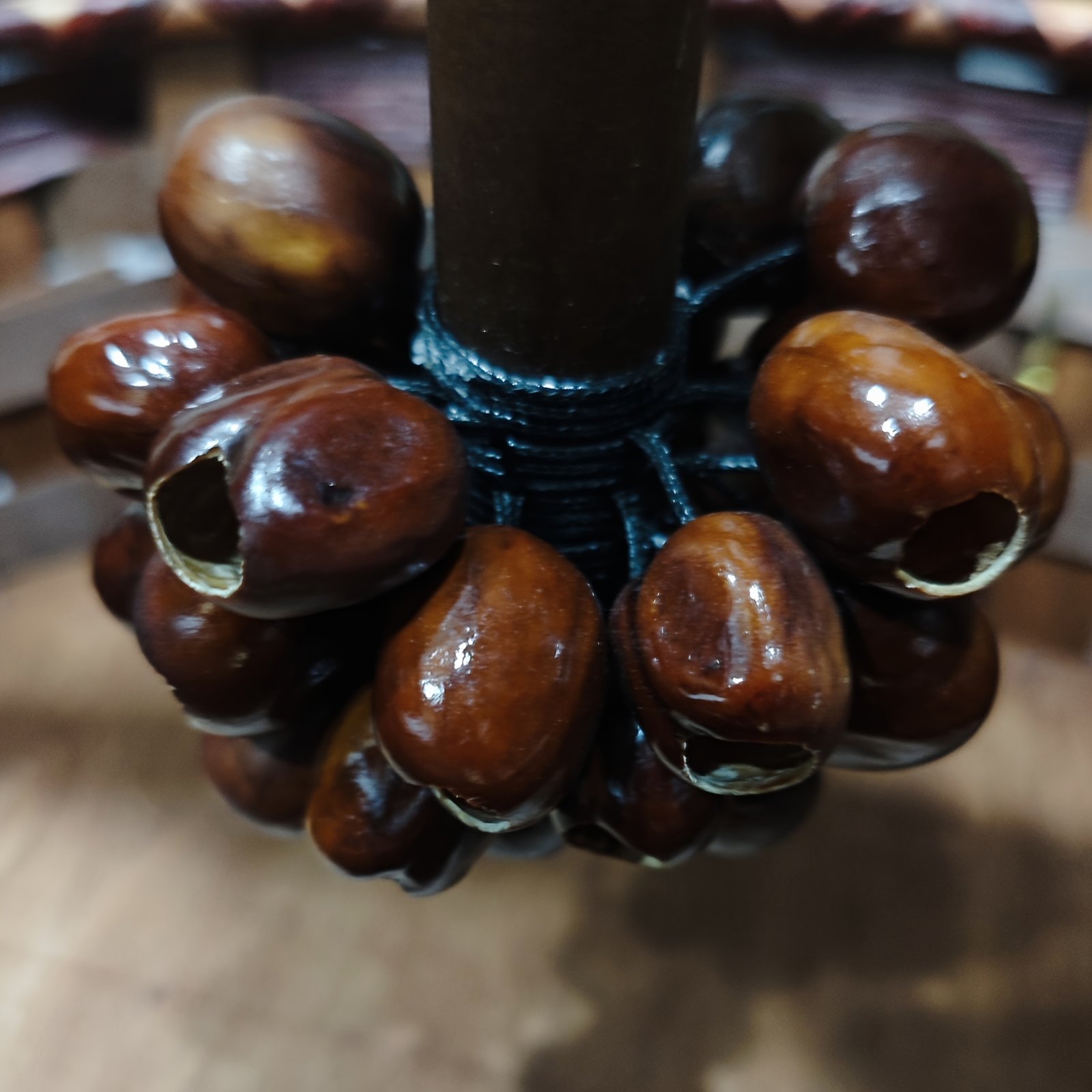 1 African Hand Shaker, Kadus Wooden Handle Fruit Shell Hand Shaker, Pleasant Sound Like Water Flow, Suitable for Healing Mind, Meditation Relaxation, Music Beginners, Enthusiasts